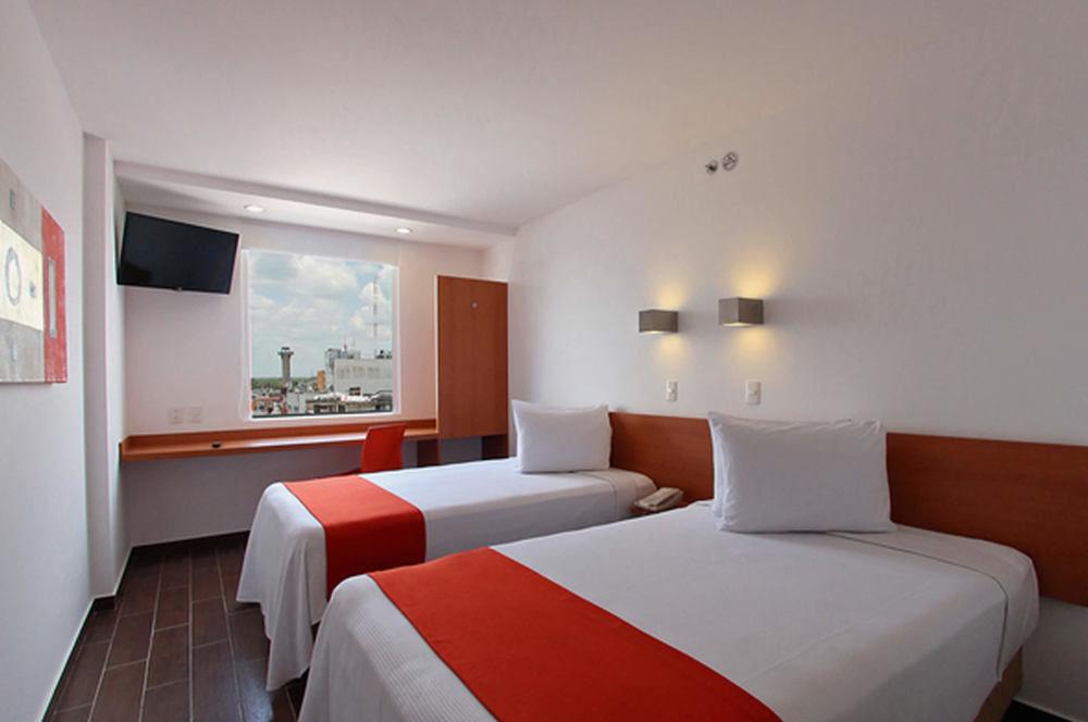 One Irapuato Hotel Bagian luar foto