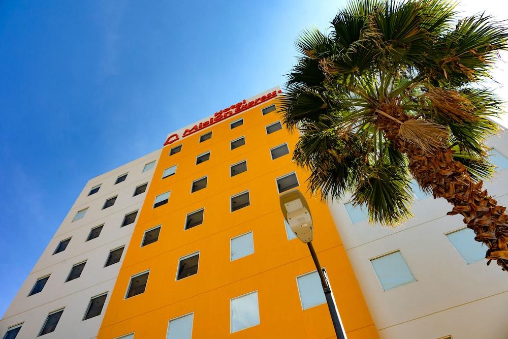 One Irapuato Hotel Bagian luar foto