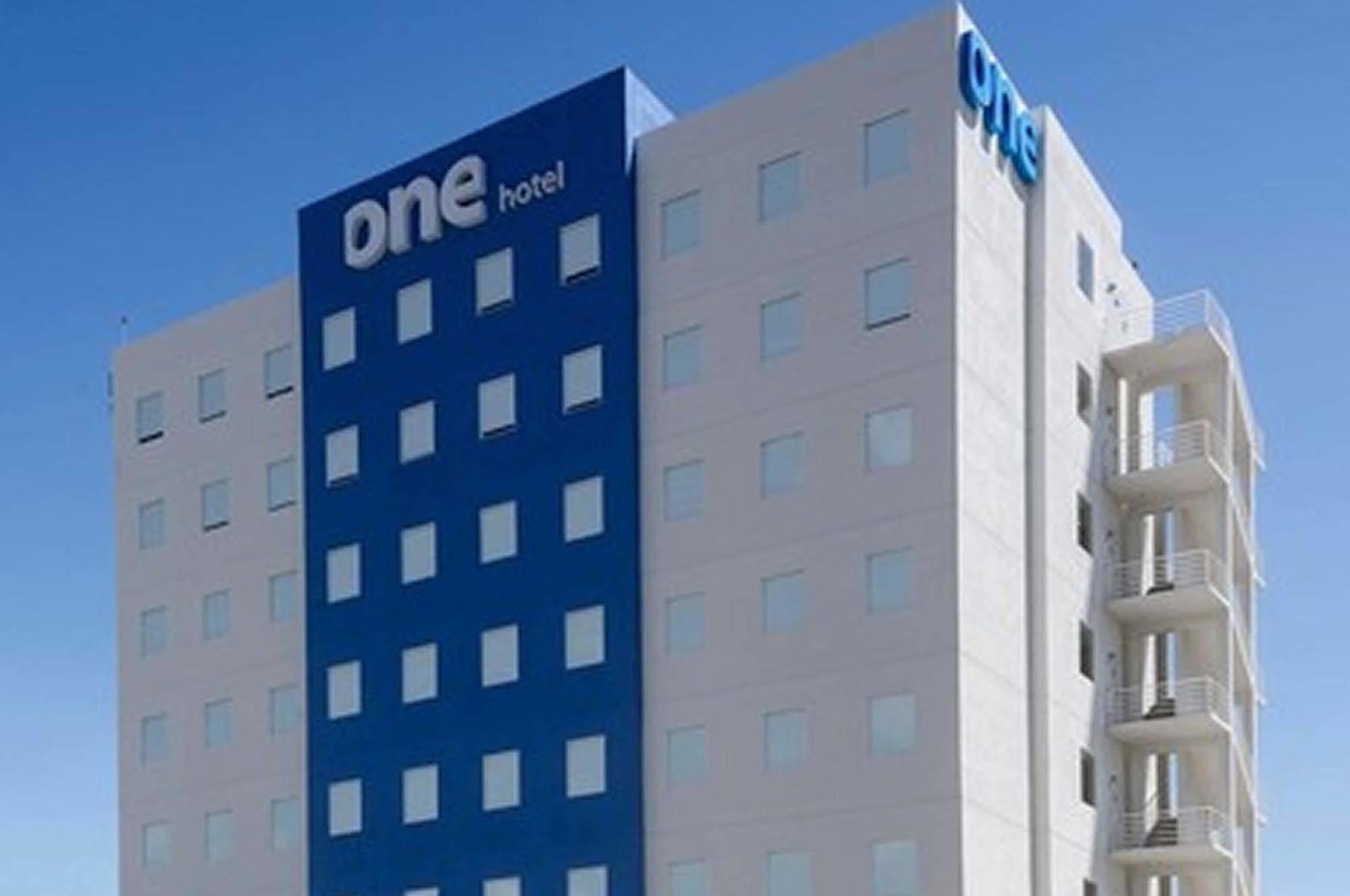 One Irapuato Hotel Bagian luar foto