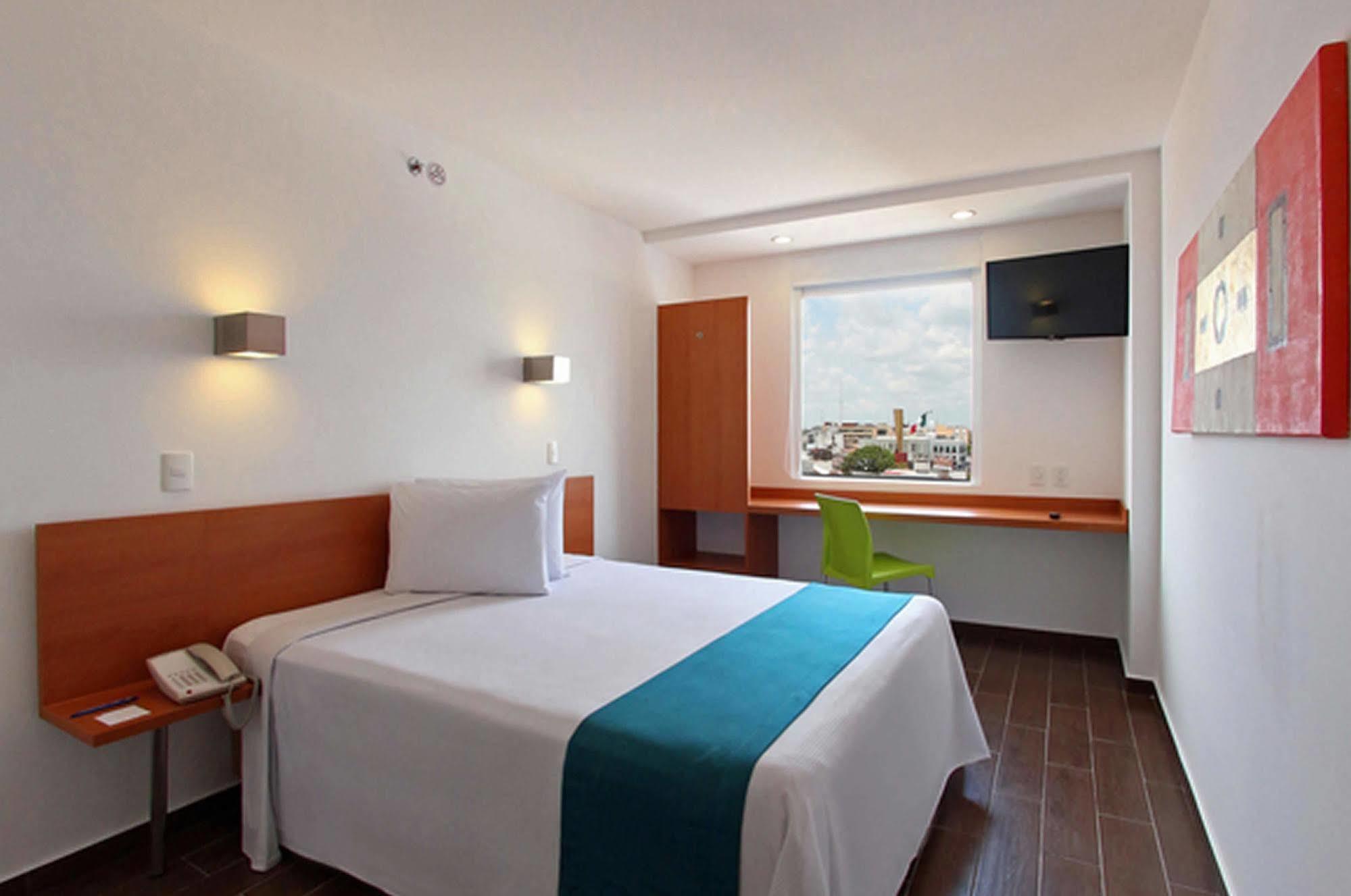 One Irapuato Hotel Bagian luar foto