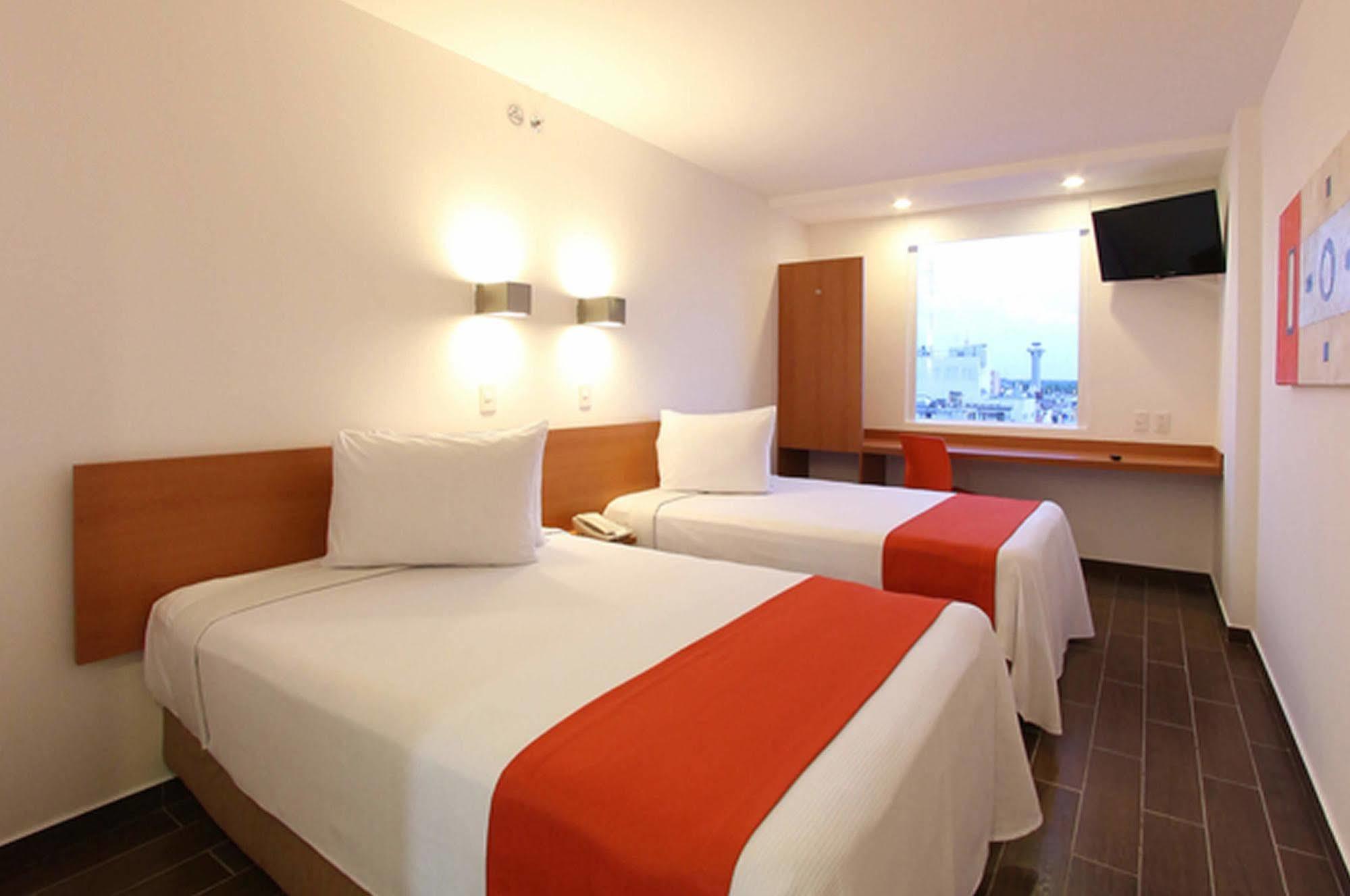 One Irapuato Hotel Bagian luar foto