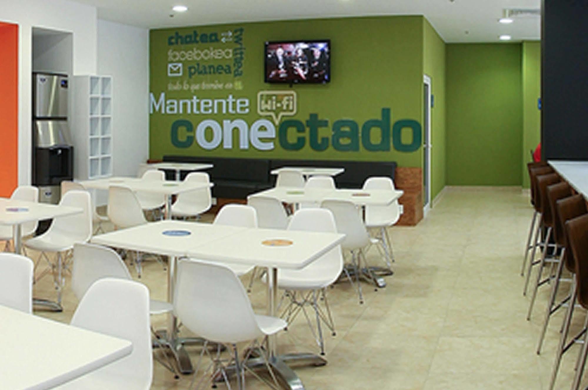 One Irapuato Hotel Bagian luar foto